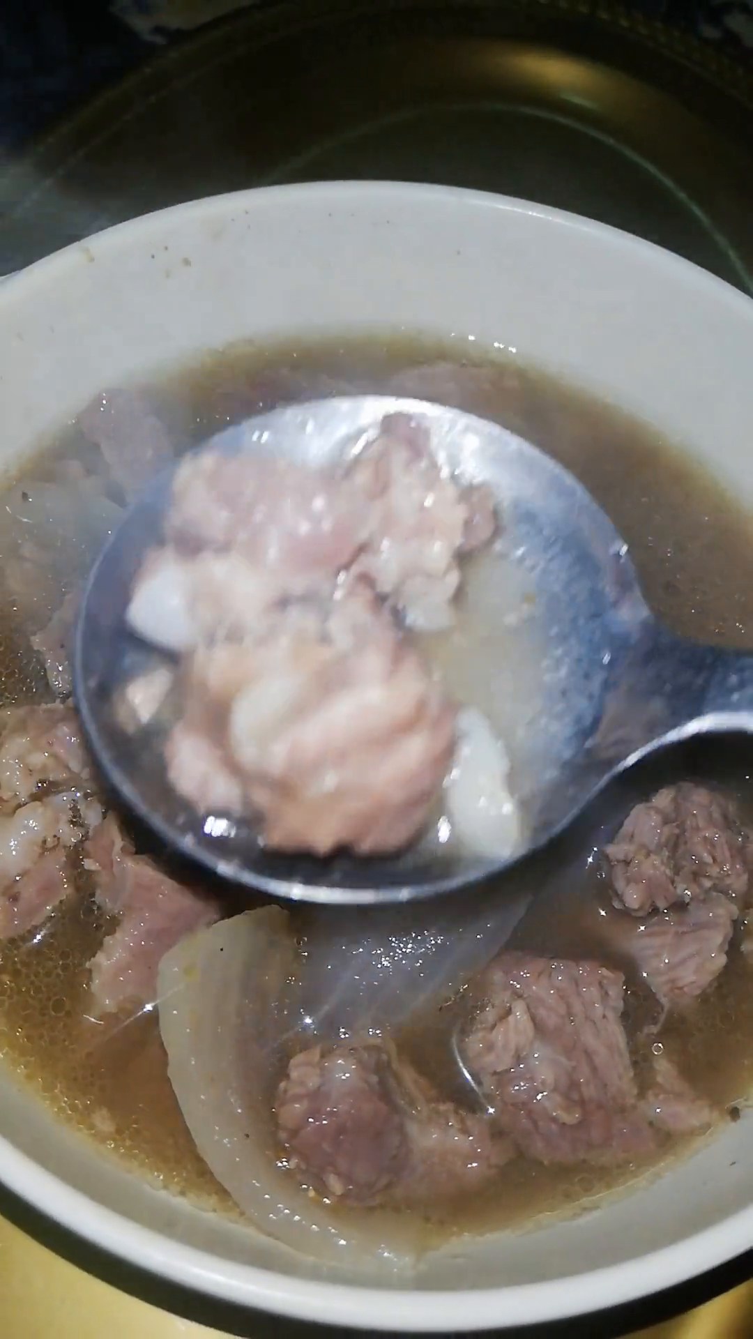 Olla de carne servida