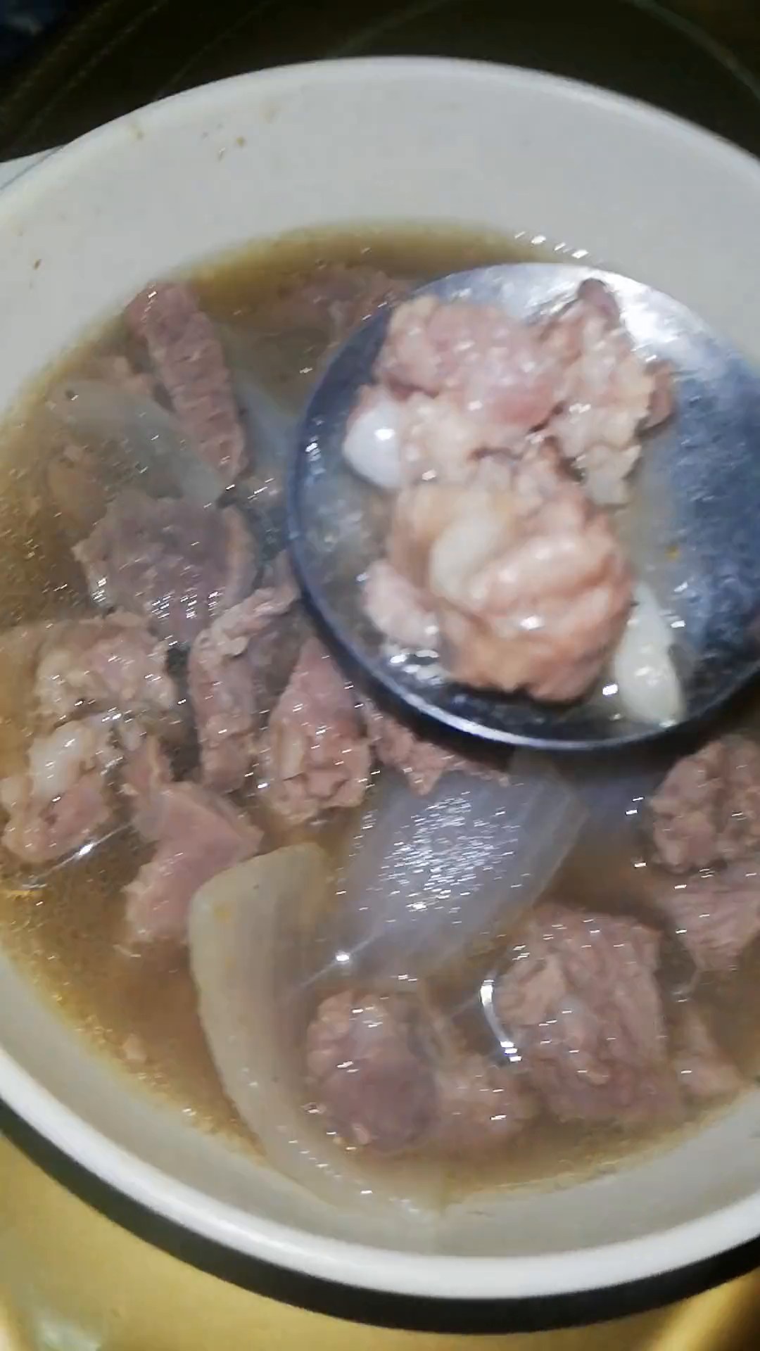 Olla de carne con cebolla y carne de res